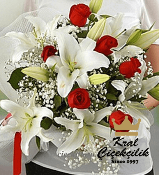 Beyaz lilyum ve gül buketi Mis Kokulu zambak çiçekleri ve aralarında gül goncaları Çiçek Buketi Hemen Sipariş verin